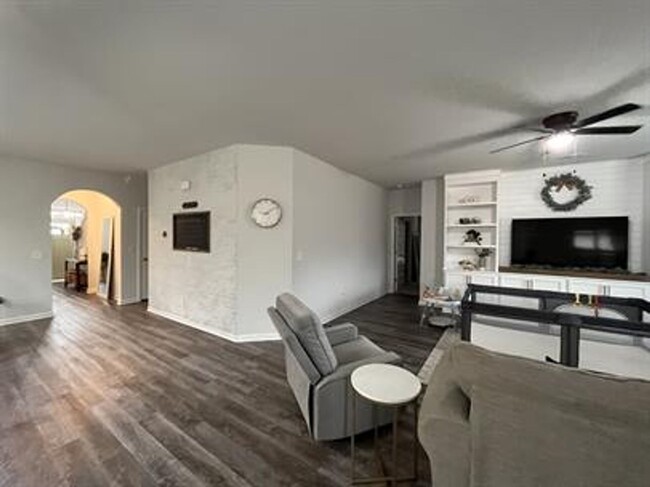 Building Photo - Beautiful 4-Bedroom Home with Office, Bonu...