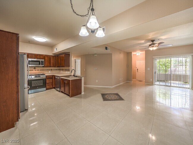 Building Photo - 2291 W Horizon Ridge Pkwy