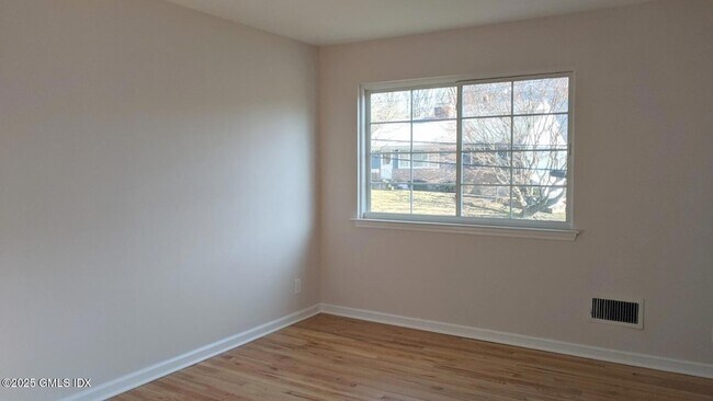 Building Photo - 82 Cos Cob Ave