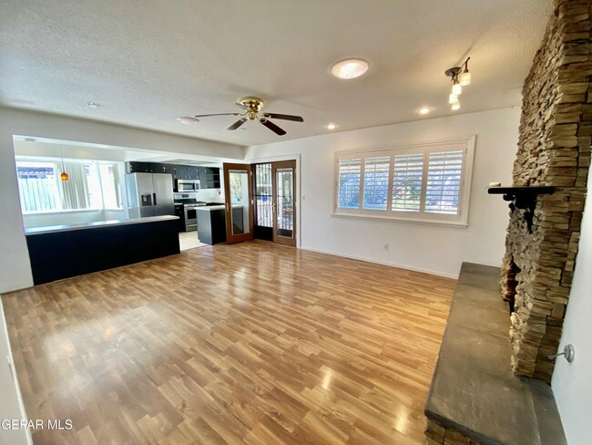 Building Photo - 1305 Vista De Oro Dr