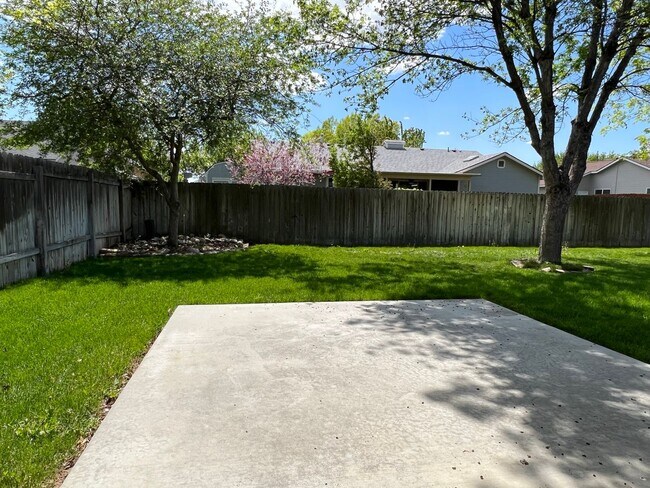 Building Photo - Beautiful 3 bed 2 bath home in the Haven Cove Subd just off Cherry Ln and N Ten Mile Rd