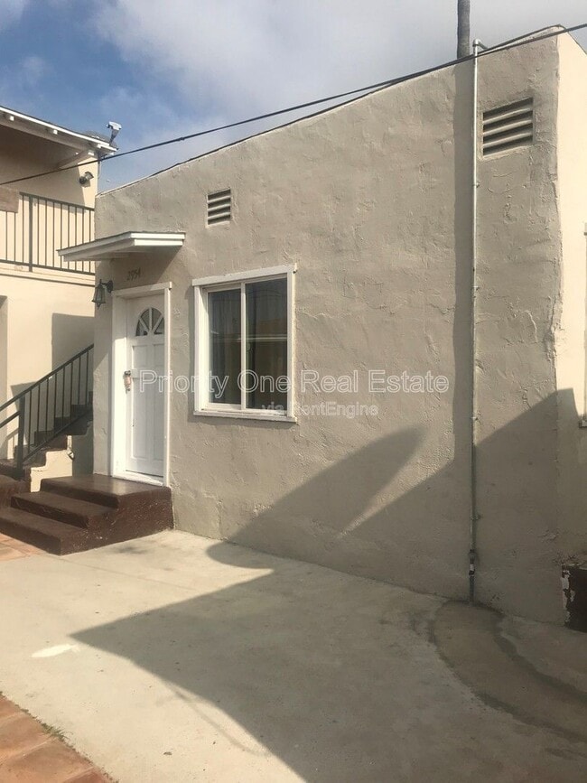 Building Photo - 2954 1/2 Webster Avenue