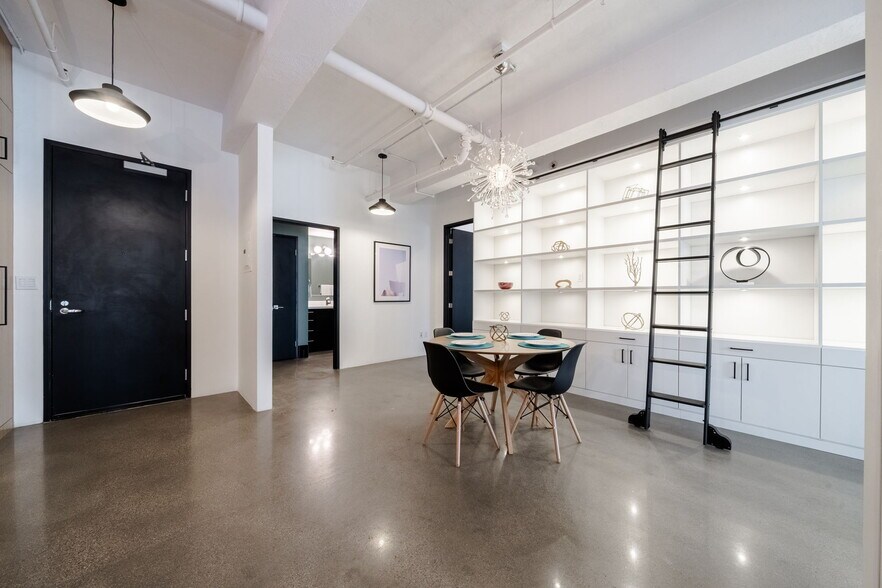 Building Photo - 849 S Broadway