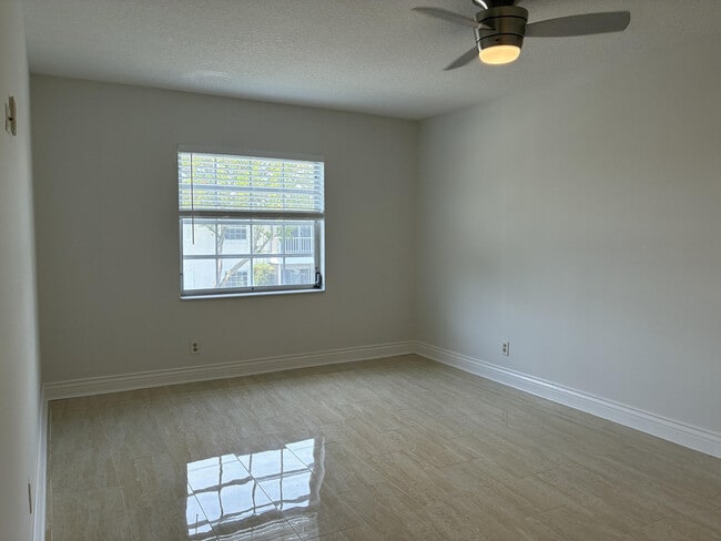 Building Photo - 6299 Bay Club Dr