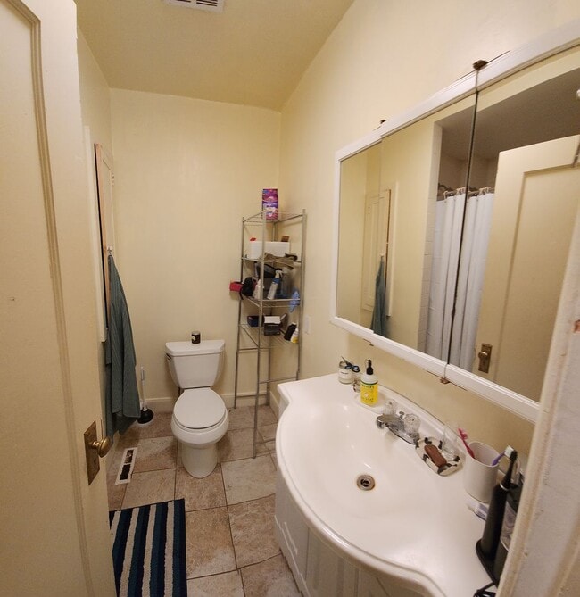 Building Photo - 7 Bedroom 3 bath home close to POLY!!!!