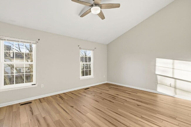 Building Photo - 335 Fullerton Pl