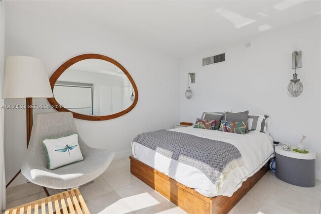 Building Photo - 10275 Collins Ave