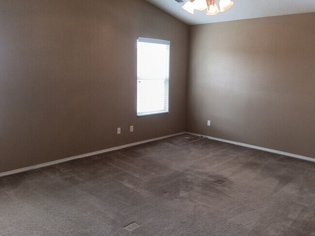 Building Photo - 4 Bedroom, 2 Bathroom! Lovely Home!