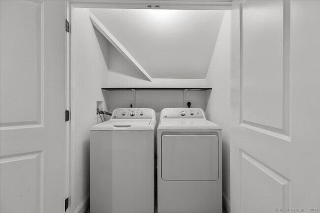 Building Photo - 36 Maple St