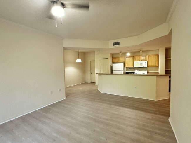Building Photo - First floor, 3BR/2BA with garage Villa San Marco Condo