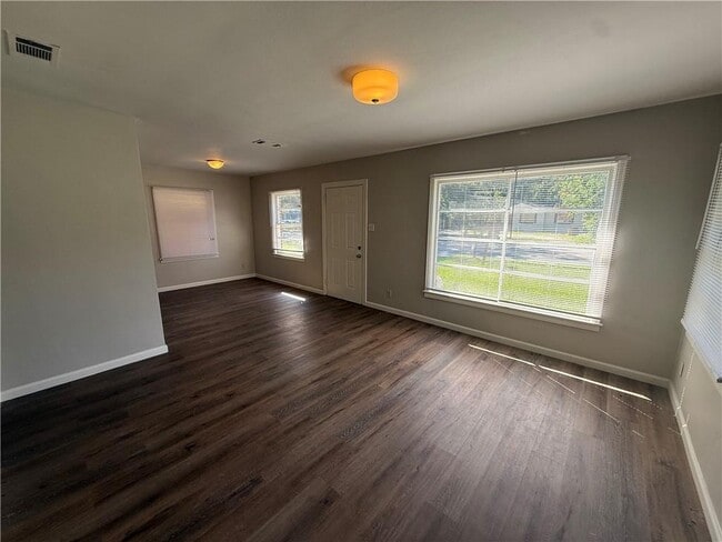 Building Photo - 3056 Pleasant Valley Rd