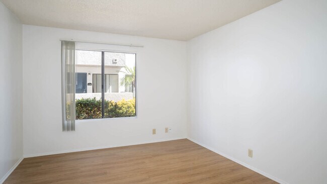 Bedroom with Hard Surface Flooring - Ocean Crest
