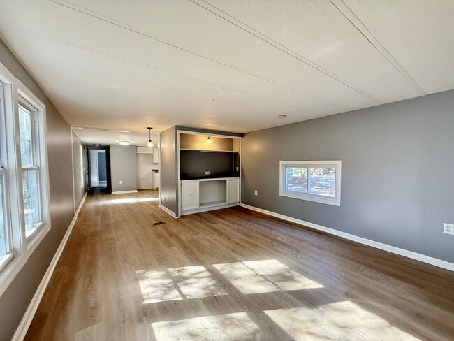 Building Photo - Spacious 2 bed, 1.5 bath Home FOR RENT in Commercial Twp $1400