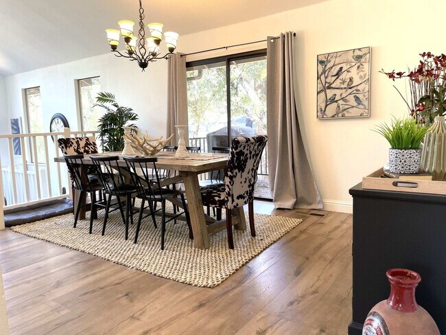 Building Photo - 3 bedroom, 3 bath unfurnished or furnished...
