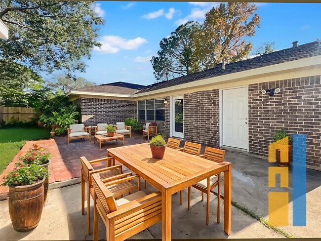 Building Photo - 9206 Sharpview Dr