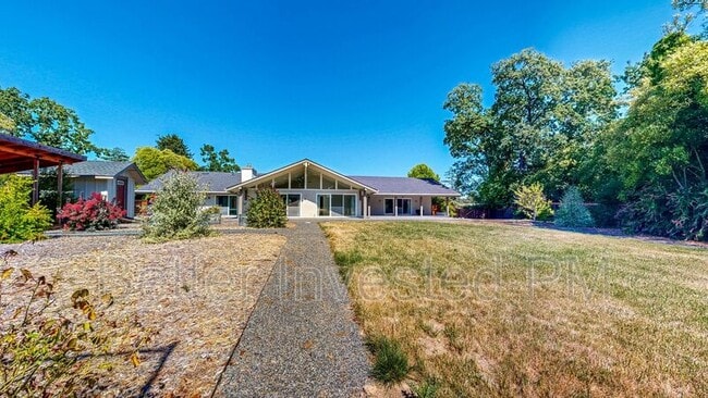 Building Photo - 475 Country Club Dr