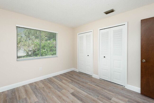 Building Photo - 2290-2296 Fox Hollow Dr.