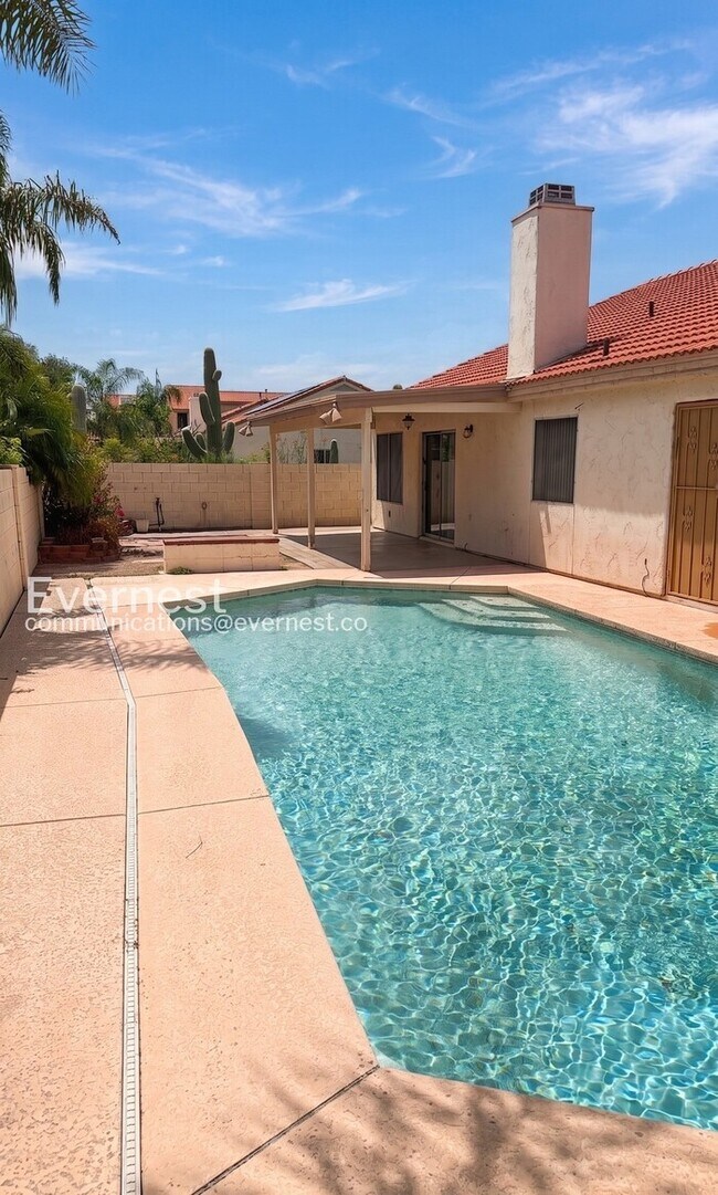 Building Photo - 4 Bed/2 Bath Home with Private Pool & 3-Car Garage / Vouchers Accepted / Available Now!