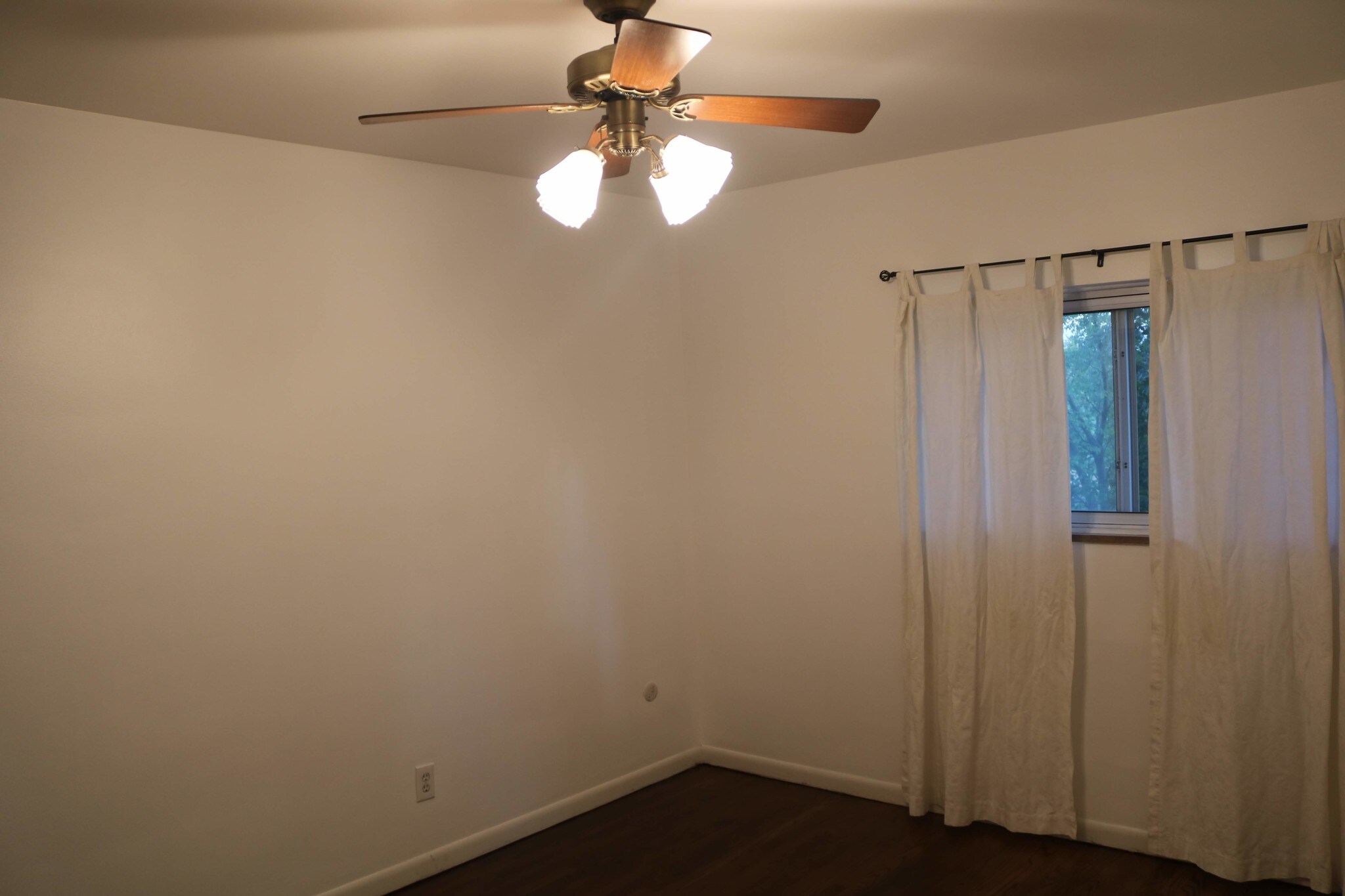 Master BR - 323 N Eton St