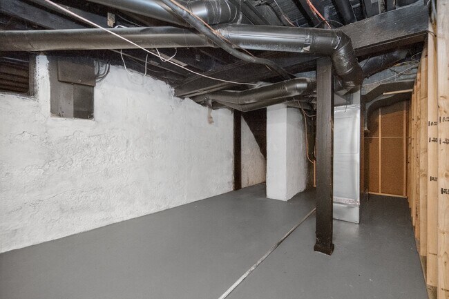 Building Photo - 716 15th Ave