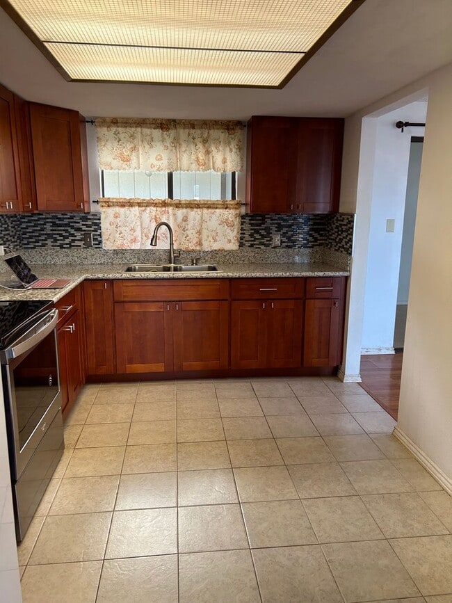 Building Photo - 960 Wailupe Dr