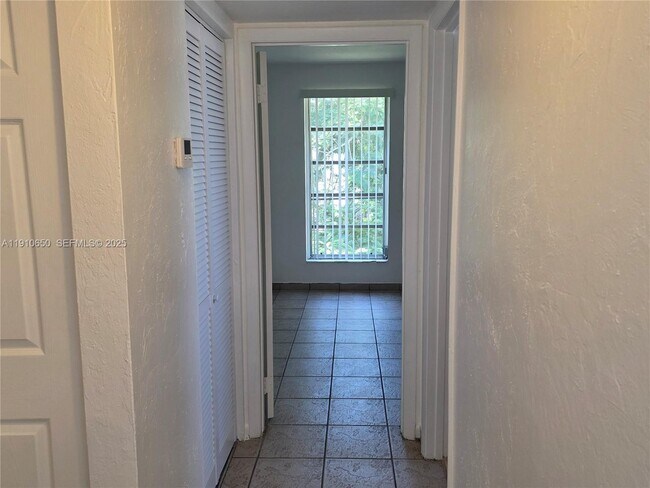 Building Photo - 10399 N Kendall Dr