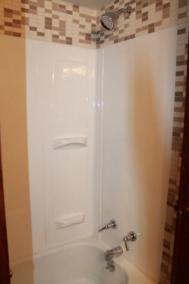 Building Photo - Move in Special!!  $250 off 2nd Month's rent!