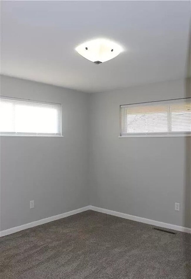 Building Photo - 4 Bedroom home with fenced in backyard and central air