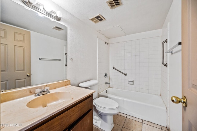 Building Photo - 336 W 5th Pl