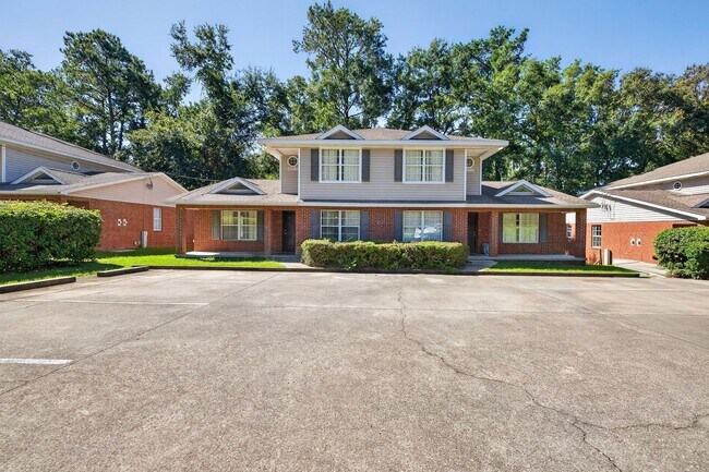 Building Photo - 1905 Honeysuckle Dr