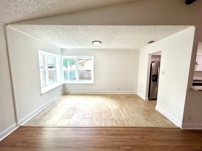 Building Photo - *COMING SOON* 3BR/2BA with Fireplace & 2-Car Garage!