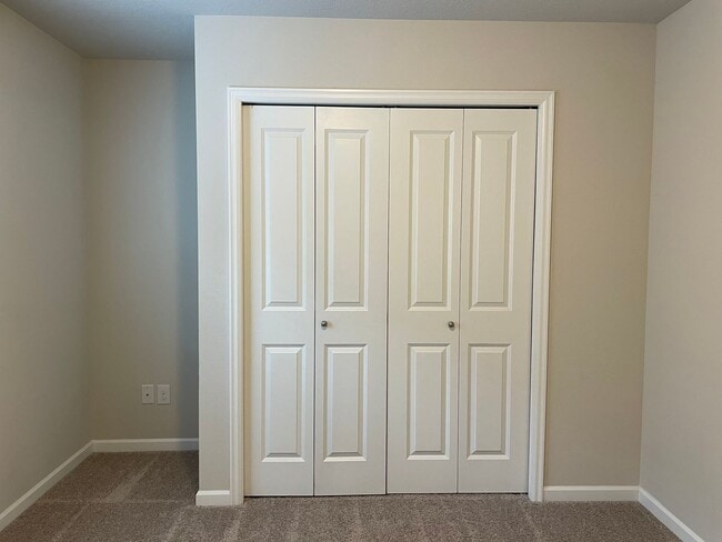 Building Photo - Beautiful 4 Bedroom 2.5 Bath Home Located ...