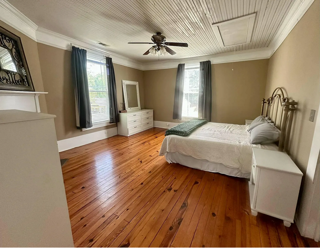 Building Photo - **Charming Small-Town Home Near Clark's Hi...