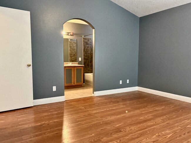Building Photo - 3617 Cameo Dr