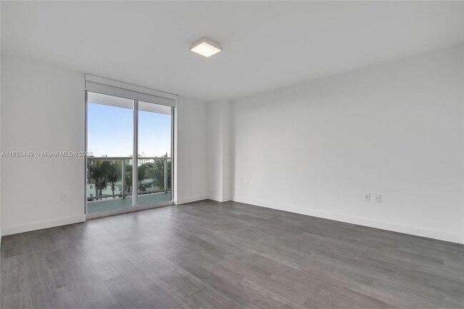 Building Photo - 1500 Bay Rd