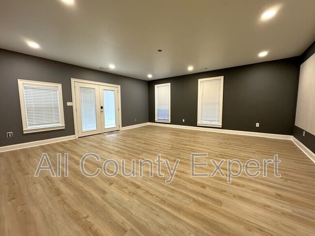 Building Photo - 261 Ridgewood Rd