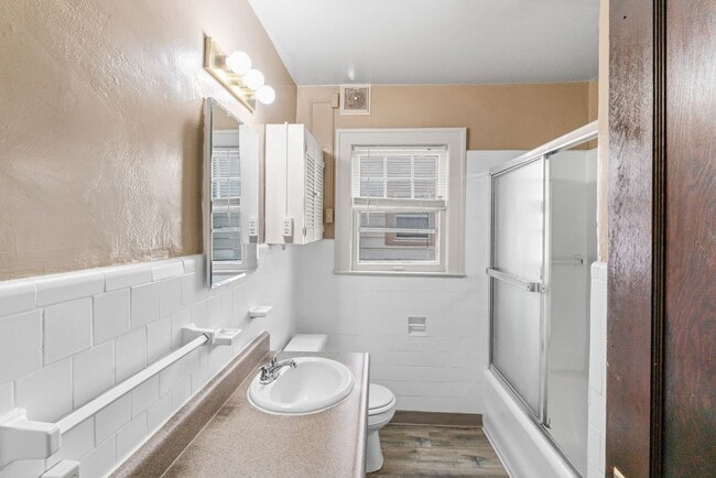 Building Photo - Charming 2-Bed Home with Hardwood Floors & Bright, Open Living Spaces!