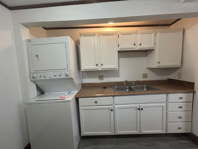 Building Photo - Updated 2 Bed 1 Bath House!!