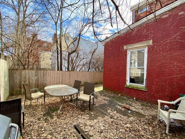Building Photo - 7 bedroom/ 3bath Mins. from UC + Med Campu...