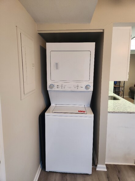 Building Photo - 10210 Bushman Dr