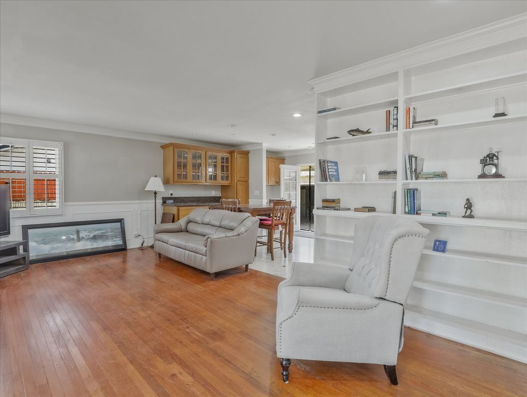 Building Photo - 3826 Burnside Ave