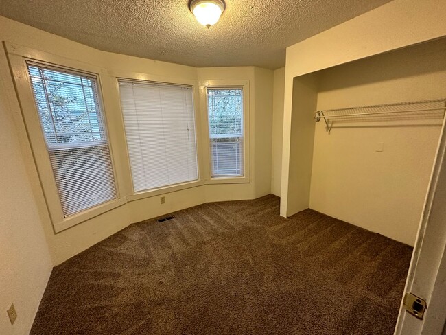 Building Photo - Great 5 Bedroom + 2 Bath House with Flexib...