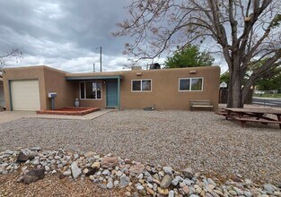 Building Photo - Spacious Home in NE Heights