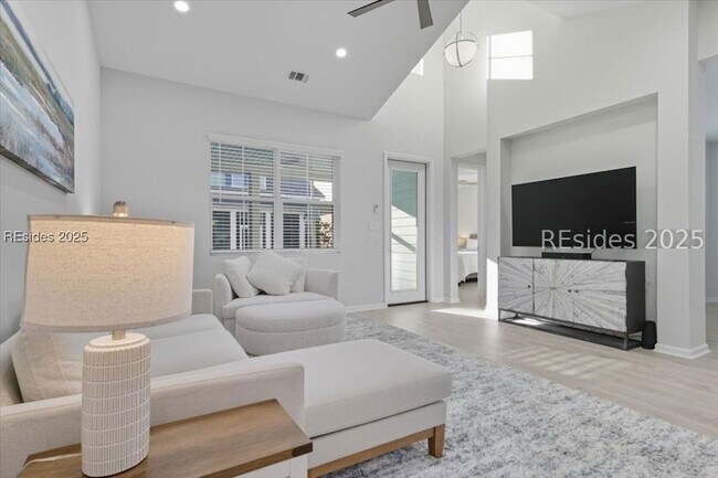 Building Photo - 215 Tropics Ave