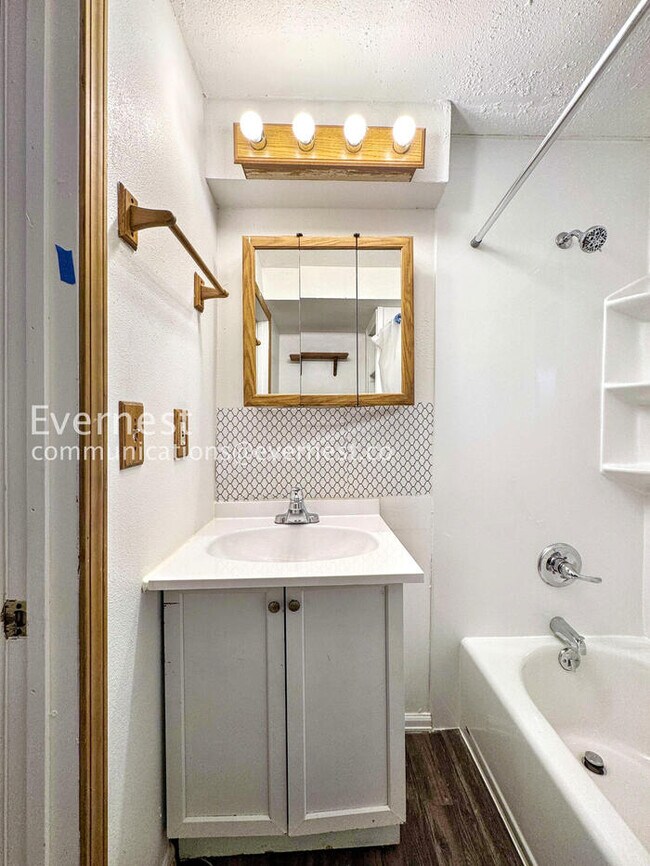 Building Photo - 3 Bed/2 Bath Home with Garage & Fenced Yard