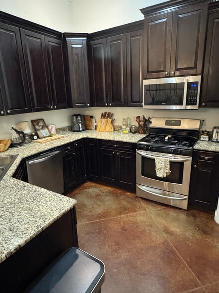 Building Photo - 41072 Kinkade Dr