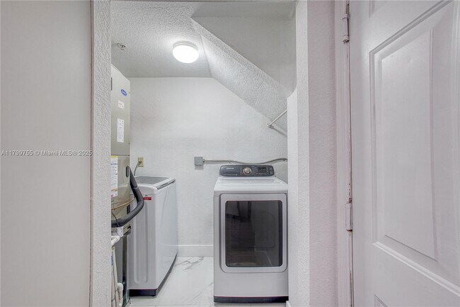 Building Photo - 735 SW 148th Ave