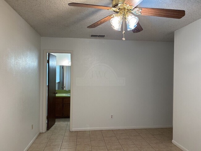 Building Photo - 2408 Carnation Dr