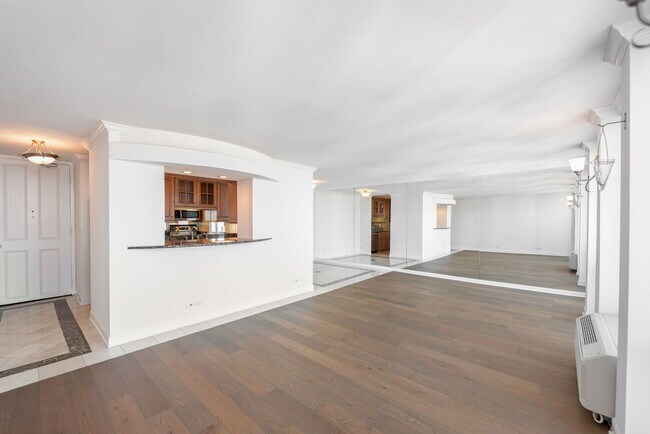 Building Photo - 111 E Chestnut St