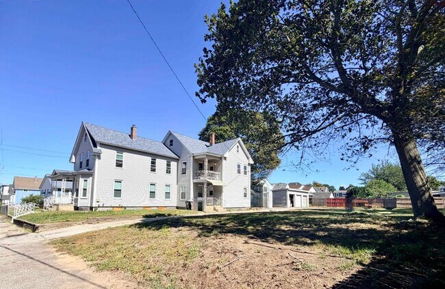 Building Photo - 153 Belmont St